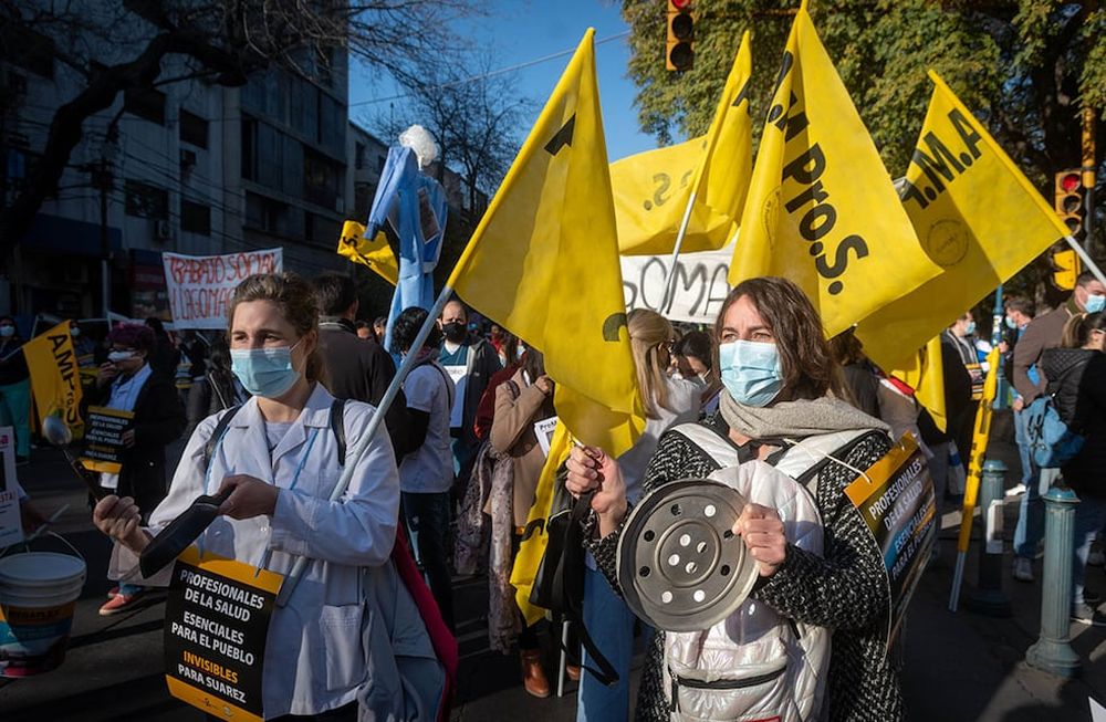 Con carteles y ollas, cientos de médicos, enfermeros y residentes se sumaron al paro y a la movilización en Casa de Gobierno. Foto: Ignacio Blanco / Los Andes