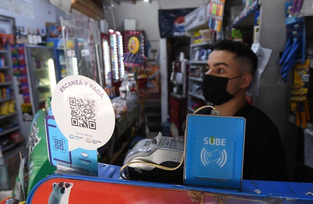 Problemas en los kioscos con las tarjetas SUBE, es muy complicado conseguirlas para la venta y solo pueden cargar hasta 200 pesosAdonis, joven de un kiosco de calle Garibaldi de CiudadFoto: José Gutierrez / Los Andes