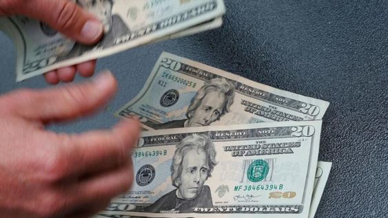 El súper cepo aumentó el “blue” y denuncian que volvió la maniobra del “dólar puré”