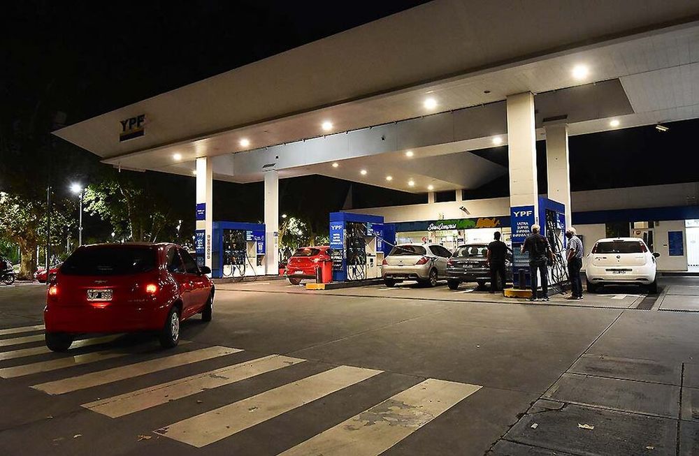Se estima que la nafta súper superará los $85 y la versión premium quedará a solo $1 de alcanzar la barrea de los $100. / Foto: Mariana Villa
