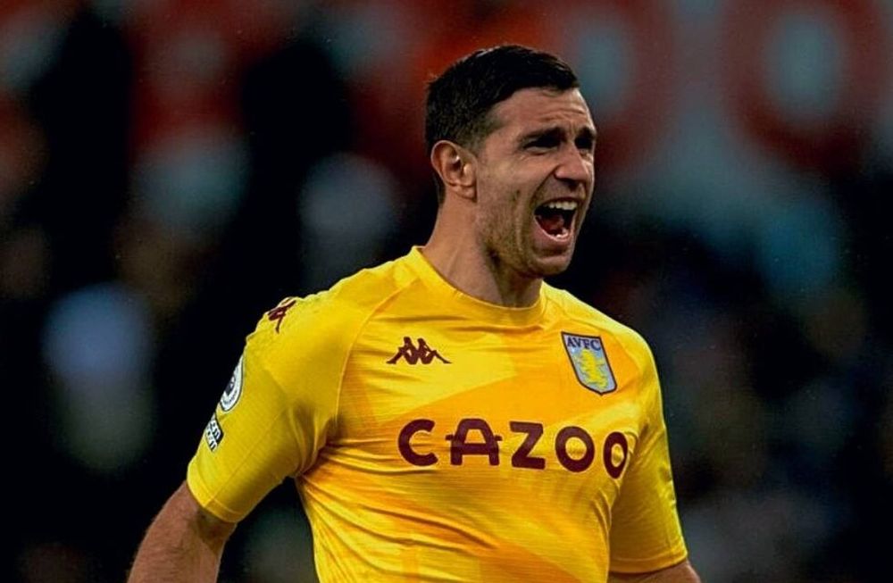 Dibu Martínez juega en Aston Villa, club que debía disputar la fecha de la Premier frente a Burnley y debió ser suspendido por nuevos contagios de coronavirus.