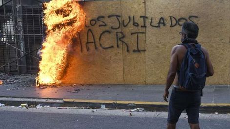 Los violentos, entre el pueblo y sus representantes - Por Luis Alberto Romero