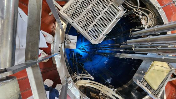 Área crítica. Imagen superior del núcleo de encendido de reactor de investigación RA-6, del Centro Atómico Bariloche.