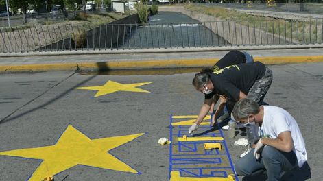 Los Andes | Ángel Kruk, papá de Agustín y Abril -quienes murieron tras ser atropellados en la Costanera de Mendoza en 2018- repintó las estrellas amarillas de sus hijos. Foto: Orlando Pelichotti / Los Andes.