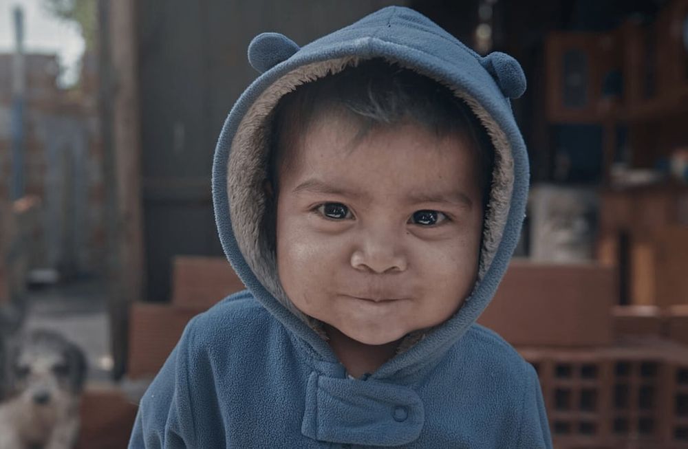 Una encuesta de Unicef reveló que un millón de chicas y chicos se van a la cama sin cenar. Una campaña lanzada por 10 entidades nacionales e internacionales busca instalar la donación a través del testamento. Se trata del legado solidario, un proceso que permite destinar una parte del patrimonio a causas sociales, asegurando que los bienes tengan un impacto significativo más allá de la vida del testador y perpetuando un legado de generosidad que trasciende el tiempo. Foto: UNICEF Argentina.