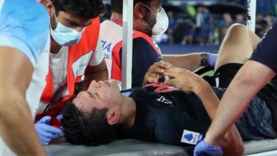 Chucky Lozano se retiró lesionado