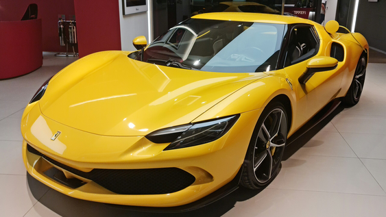 un empresario destrozo su ferrari de 1 millon de dolares al chocar en una rotonda