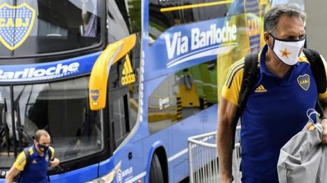 Miguel Angel Russo, DT de Boca, fue el primero en bajar del micro en la provincia de San Juan. / Gentileza.