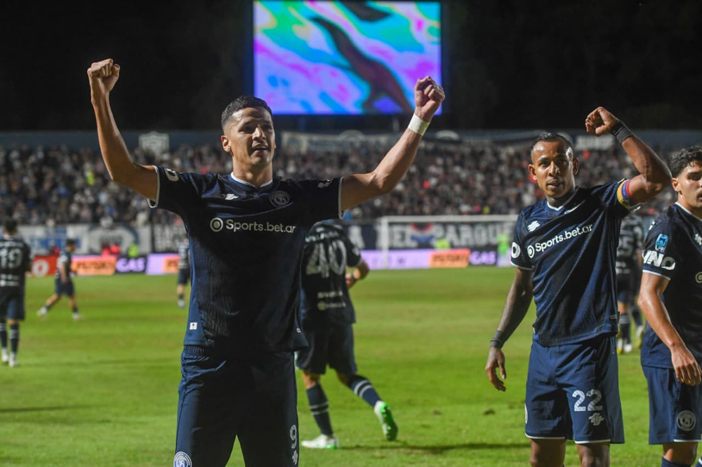 Alex Arce estir&oacute; la ventaja y la Lepra le gana a Rosario en el Parque 2 a 0.