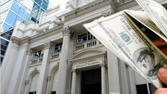 Dólar hoy: que son los “coleros virtuales” y cómo venden sus U$S 200 de manera ilegal