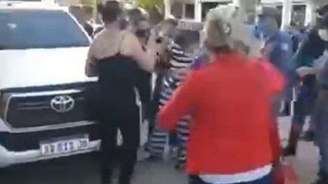 Una mujer fue detenida luego de protestar frente al auto del ministro de Salud provincial.