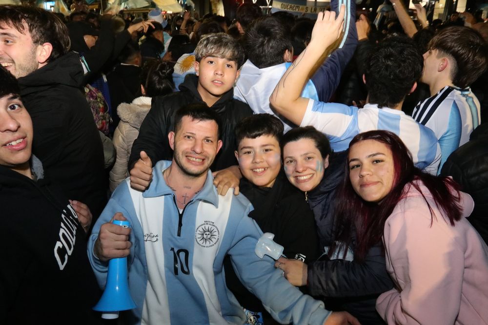 Miles de mendocinos coparon el KM 0 para celebrar el pase de Argentina a semifinales del Mundial 2026