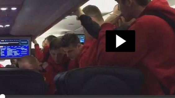 En un tren, los jugadores del Watford inglés se enteraron del ascenso a la Premier y lo festejaron