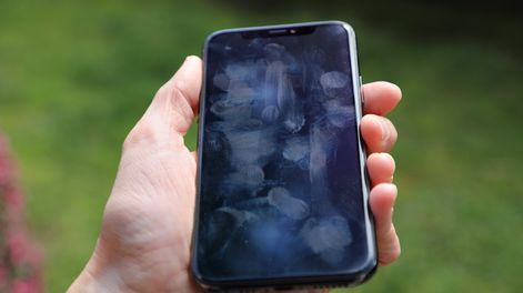 El sencillo truco para limpiar la pantalla del celular y dejarla como nueva