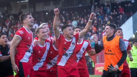 Los Andes | Los jugadores de Maipú celebran el trabajado triunfo sobre Mitre, que sucedió, como en varias jornadas, en los segundos finales. Foto: Ignacio Blanco / Los Andes