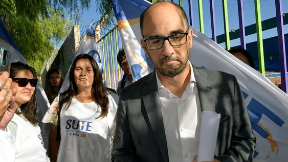 comienza formalmente el ciclo lectivo 2023 en Mendoza con el inicio de clases para todos los estudiantes, y en paralelo también lo hará el Sindicato Unido de los Trabajadores de la Educación (SUTE), Carina Sedano, secretaria general del SUTE; y José Thomas, director General de Escuelas (DGE)Foto: Orlando Pelichotti