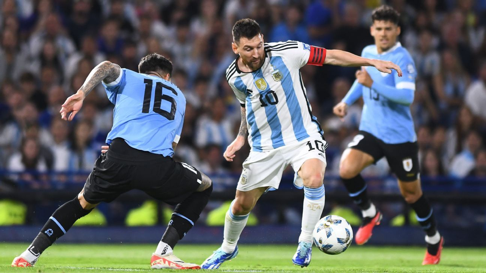 La&nbsp;Selecci&oacute;n Argentina&nbsp;cay&oacute; por 2-0 ante Uruguay en La Bombonera en 2023 y perdi&oacute;&nbsp;su hist&oacute;rico invicto de 25 partidos por las&nbsp;Eliminatorias Sudamericanas.