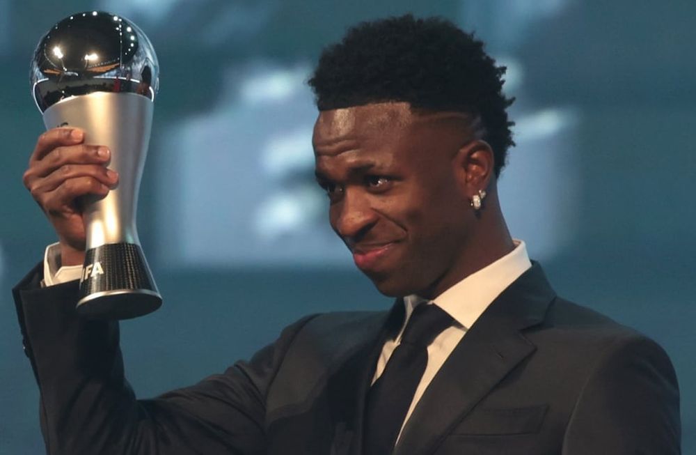 Vinicius se emocionó cuando recibió el premio al mejor del mundo /Foto: FIFA