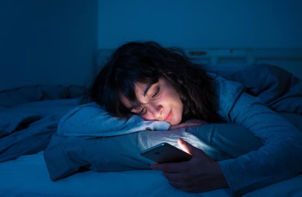 El uso de pantallas afectaría al sueño de cuatro formas