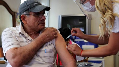 Los Andes | Trabajadores del Vacunatorio Central llegaron ayer al hogar Santa Marta para inocular a los adultos mayores. Foto: Orlando Pelichotti / Los Andes