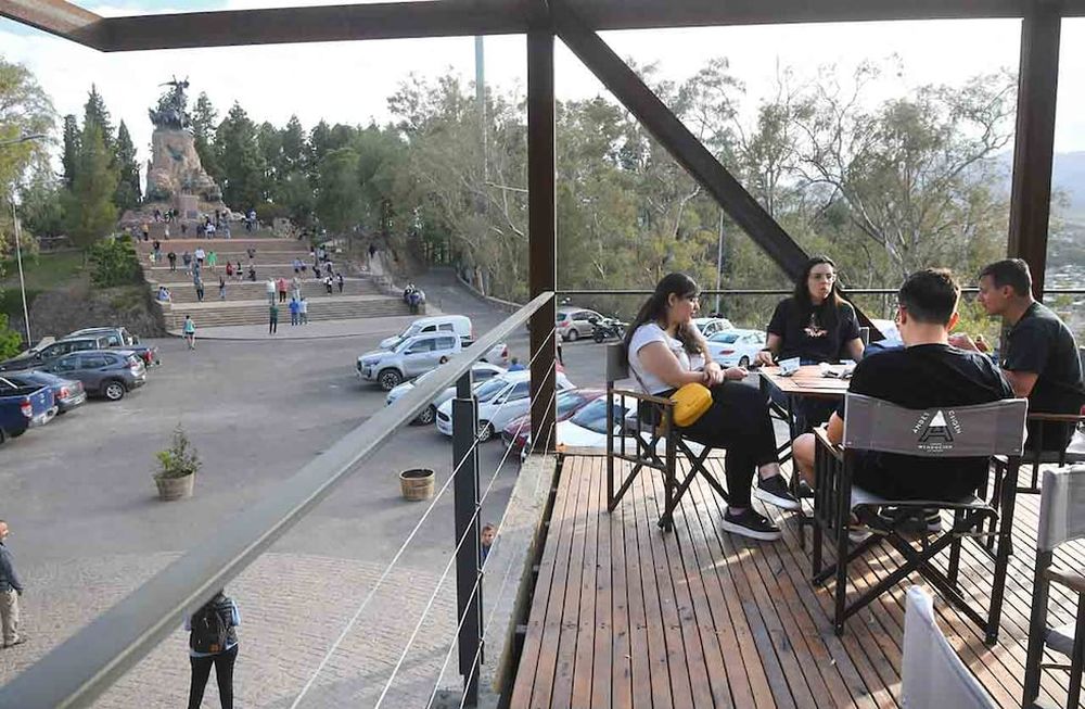 En el amplio deck se puede degustar comidas y bebidas con una vista a la ciudad, por un lado y al monumento, por otro. | Foto: José Gutiérrez / Los Andes
