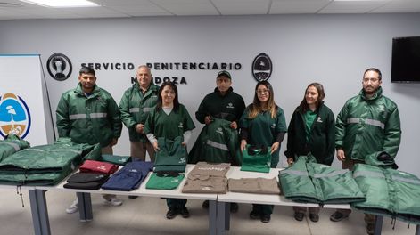 El Servicio Penitenciario alcanzó la mayor producción de indumentaria de su historia: entregó camperas diseñadas especialmente para Iscamen