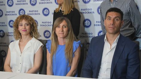 Los Andes | Elecciones presidenciales 2023 en la República Argentina.Festejos en el bunker del partido La Libertad Avanza de Javier Milei en MendozaLourdes  Arrieta, Mechi Llano y Facundo Correa Llano en conferencia de prensa Foto: José Gutierrez / Los Andes