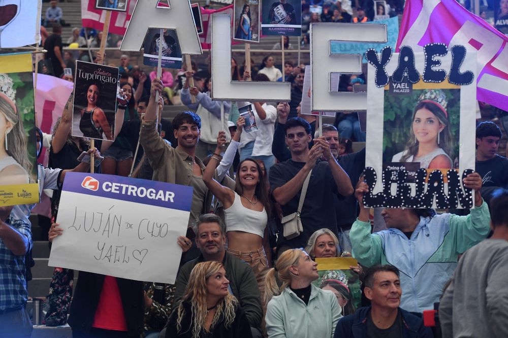Desde temprano las gradas del teatro griego Frank Romero Day se empezaron a llenar de color y fervor con las hinchadas de cada reina departamental.