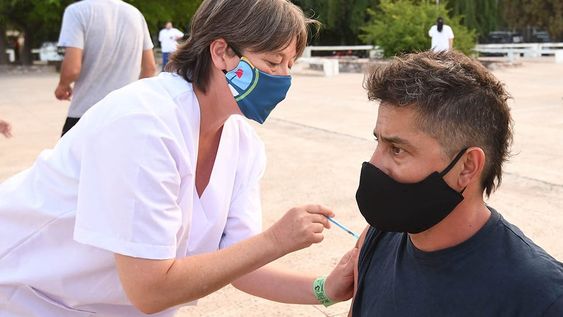 A partir del 1° de enero se necesitará el pase sanitario para asistir a eventos masivos. El esquema completo de la vacunación contra el Covid-19 será el principal requisito.