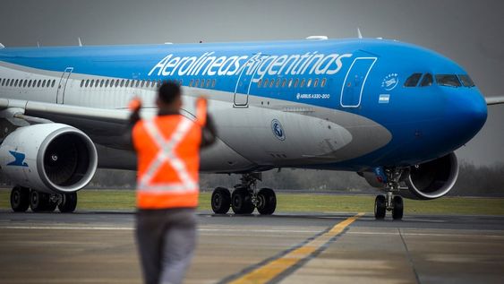 La conducción de Aerolíneas Argentinas requiere de una dirección profesional, seria, alejada de improvisaciones y fanatismos ideológicos.