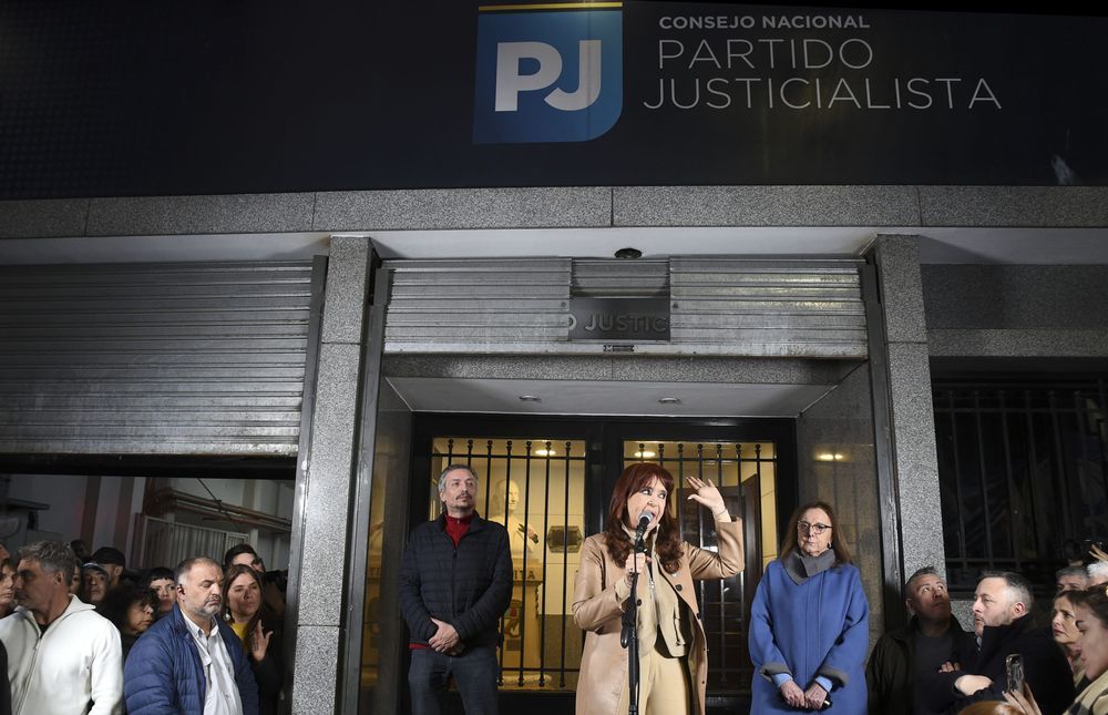 La ex presidenta Cristina Kirchner advirtió hoy que pueden “meterla presa” pero “la gente pierde el trabajo y tiene salarios de miseria, y las jubilaciones van a seguir sin alcanzar” tras conocer el fallo de la Corte que ratificó su condena por corrupción.