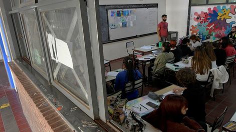 Los docentes deben sumar a su carga laboral, las tareas de especialización y capacitación. Foto: Orlando Pelichotti / Los Andes