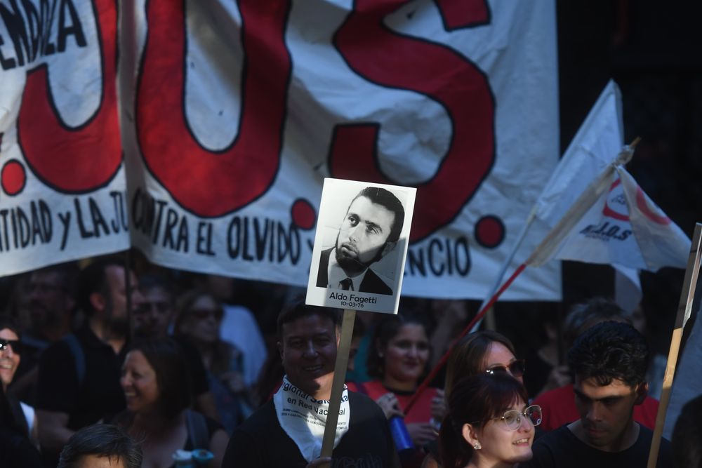 Multitudinaria marcha por las calles del centro de Mendoza a 50 años del golpe militar.