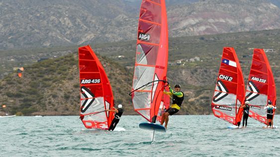 Velas al viento, encabeza Fernando Consorte que ganó en la competencia de la categoría Foil General