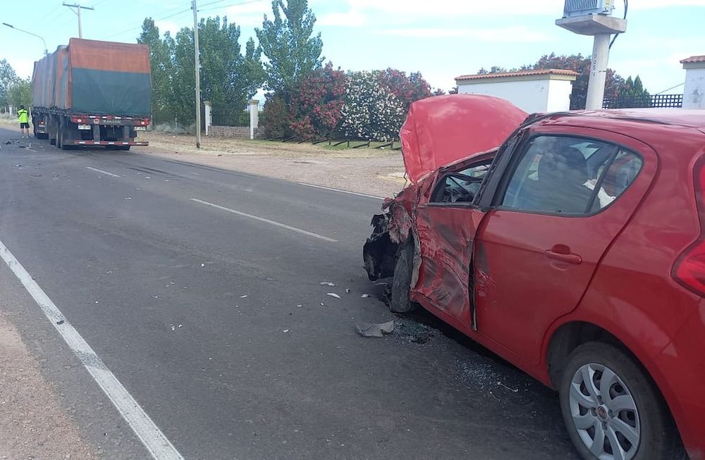Un auto y un camión chocaron en Barrancas: hay un herido de gravedad. Foto Ministerio de Seguridad.