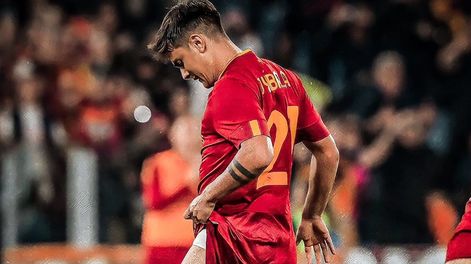 Paulo Dybala y el momento de la lesión (AP)