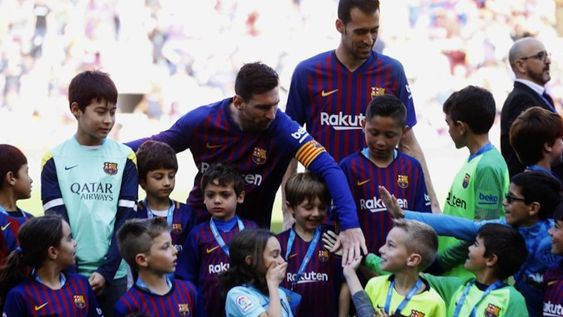 Leo Messi rodeado de niños, una postal permanente en su carrera futbolística.
