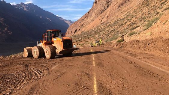 Vialidad Nacional reanudó las tareas de limpieza de calzada a las 5 de este lunes. En dos tramos, los aludes bloquearon la ruta y alcanzaron los dos metros de altura. Foto: Gendarmería Nacional.