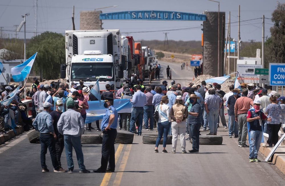 Solo en desaguadero se reunieron unos 100 productores agropecuarios que piden la libre circulacion por las rutas nacionales al ser considerados trabajadores esenciales. Foto: Ignacio Blanco / Los Andes