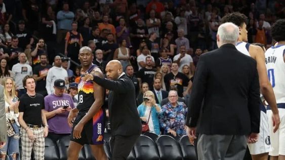 Marquese Chriss, de Dallas, fue a buscar a Bismack Biyombo, de Phoenix, por el túnel a los vestuarios. Los auxiliares técnicos y personal de seguridad evitaron la pelea. / Gentileza.