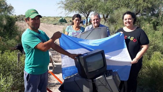 Vanina Lucero reunió televisores en desuso y en buen estado para donarlos a personas que viven en lugares alejados de la ciudad o para aquellos que no poseen recursos económicos.
