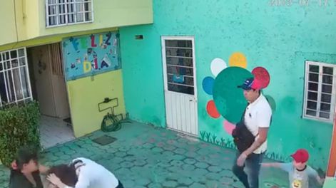 Una docente fue salvajemente golpeada por los padres de un alumno.