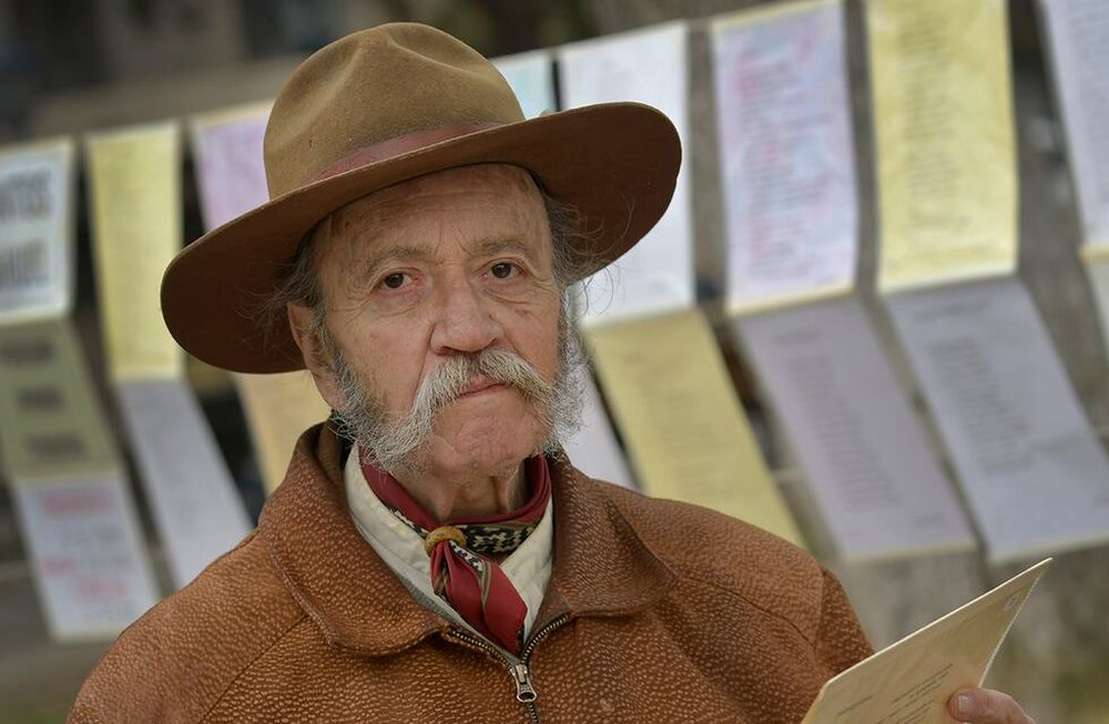 “Durante el día, para vivir soy docente y terapeuta de terapias alternativas, pero en la noche soy poeta y cantor para no morir...” Foto: Orlando Pelichotti