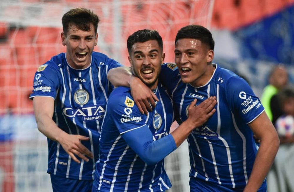 Martín Ojeda festeja el primer gol del partido entre Godoy Cruz y Arsenal / Mariana Villa.