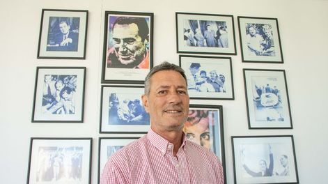 Los Andes | Alejandro Bermejo, senador provincial por el Frente de Todos tiene una fuerte impronta peronista en su despacho. Foto: Mariana Villa / Los Andes