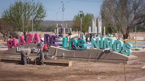Los Andes | La plaza de juegos infantiles será inaugurada el martes y está pensada como la primera etapa del Parque Urbano Luján. Tendrá más de 20 metros cuadrados. Foto: Ignacio Blanco / Los Andes