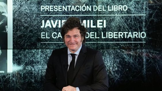 El presidente de Argentina, Javier Milei durante la presentación de su libro El camino del libertario en el Auditorio del diario La Razón, en Madrid. Foto: EFE/Borja Sánchez-Trillo