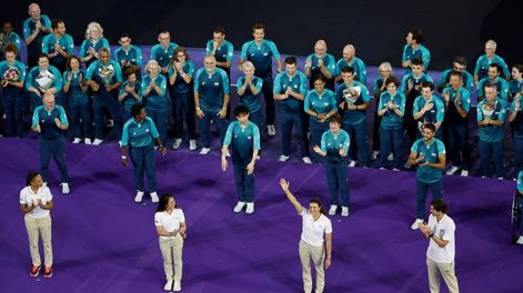 Los Andes | Voluntarios durante la ceremonia de clausura de los Juegos Olímpicos de París 2024 celebrada este domingo, en el Estadio de Francia en Saint-Denis (Francia).EFE/ Miguel Toña