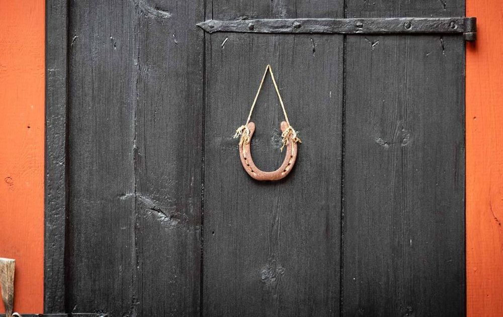 Tener una herradura en casa es un elemento importante para la energía positiva del ambiente y también enfrenta a las personas negativas.