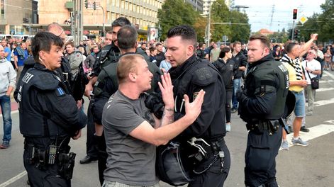 Neonazis se lanzan a “cazar” inmigrantes en Alemania